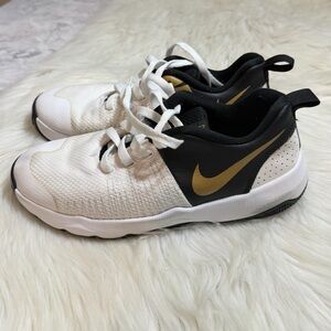 NIKE Team Hustle Quick (gs) 922680-007 BLACK-METALLIC GOLD-WHITE Size 6.5Y